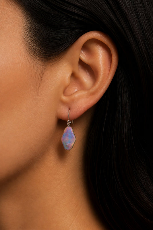 Apex dark blue diamond-shaped pearl earrings — iridescent-00