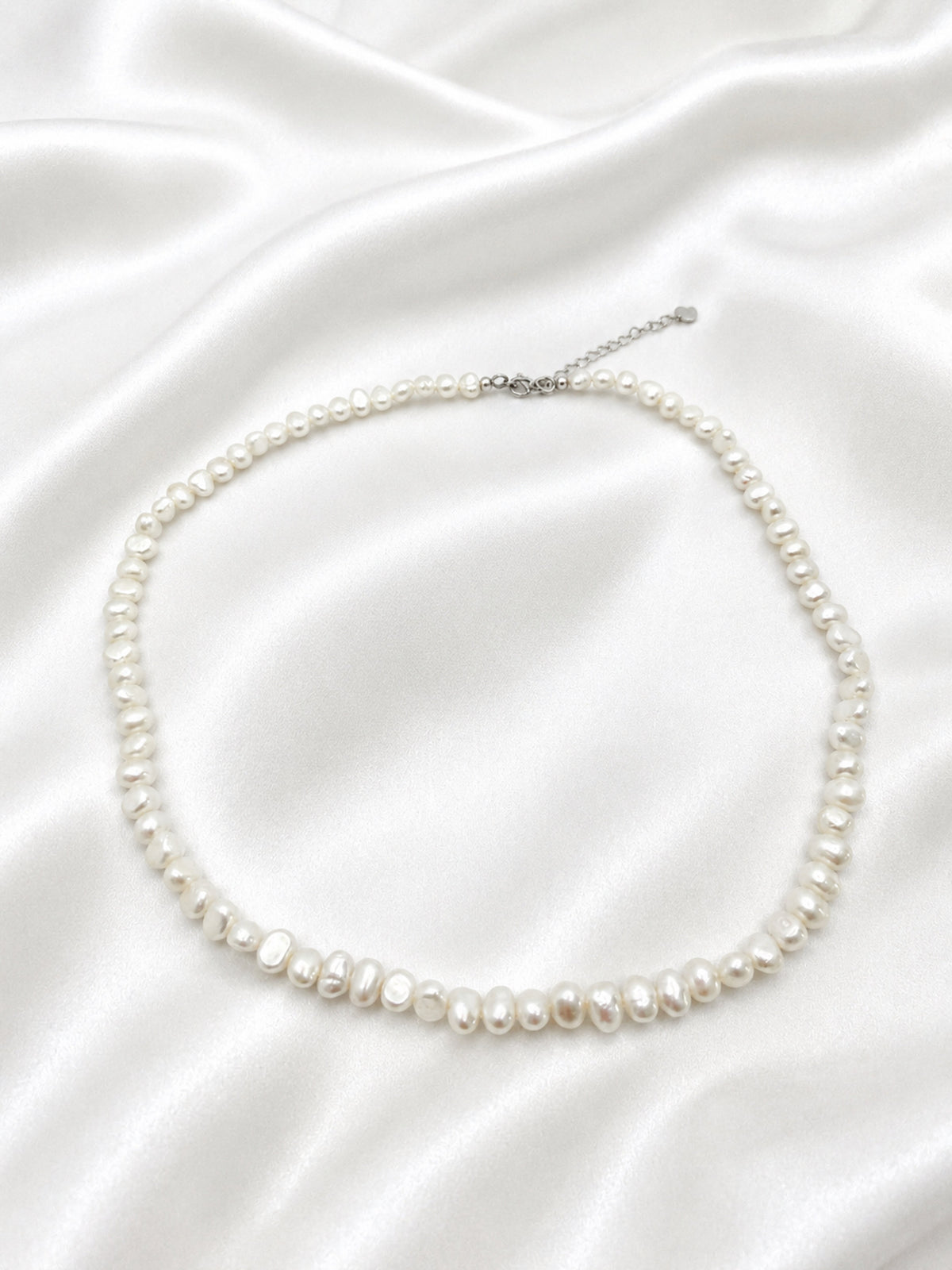 Irregular freshwater pearl necklace — white satin circle